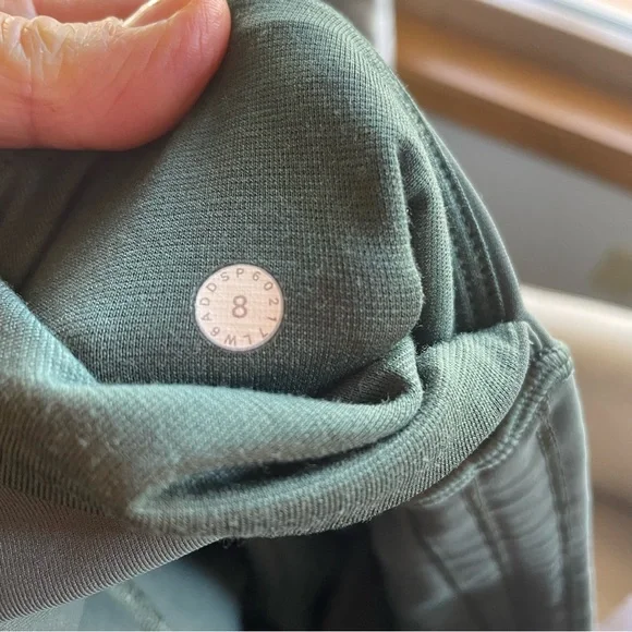 Lululemon Women's 8 Green Capri Leggings Pants Mesh Side - Picture 3 of 5